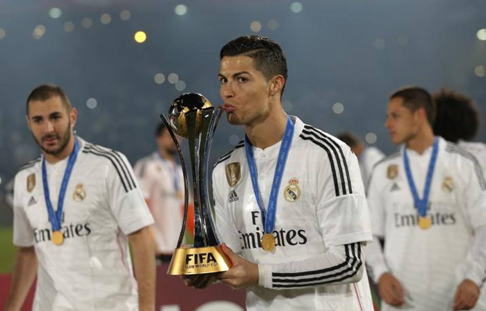 Cristiano Ronaldo bacia il trofeo del Mondiale. Non una grande prestazione per CR7 ma in fondo  bastato anche un Ronaldo al minimo per vincere. Ap